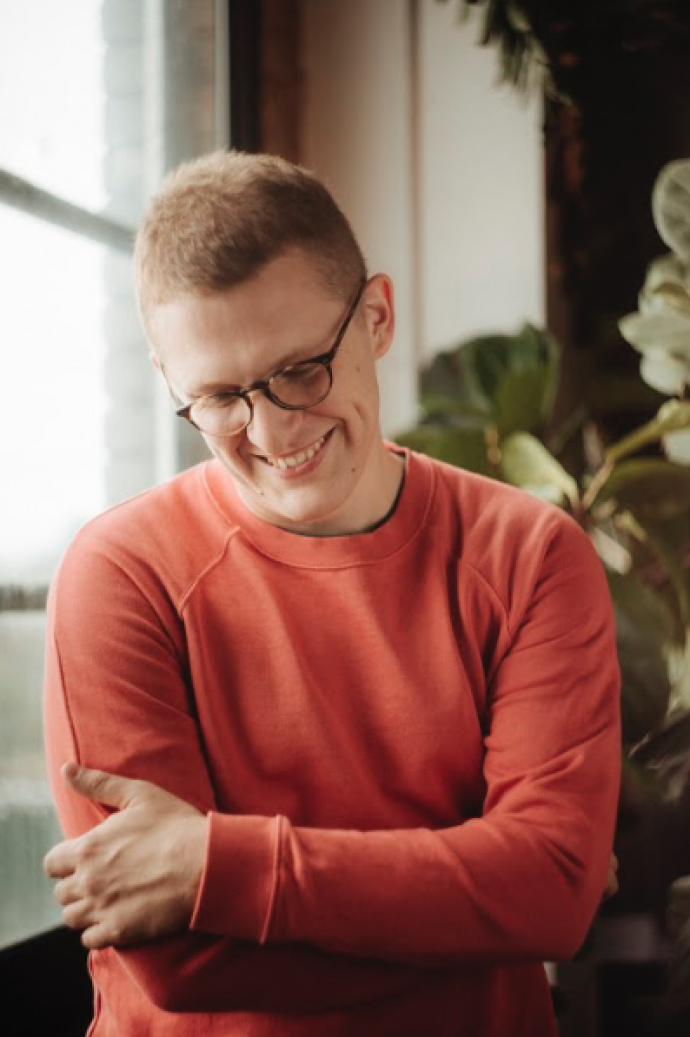 Floating Points, il nuovo singolo 'LesAlpx' disponibile da oggi in digitale e il 12 luglio anche in vinile.